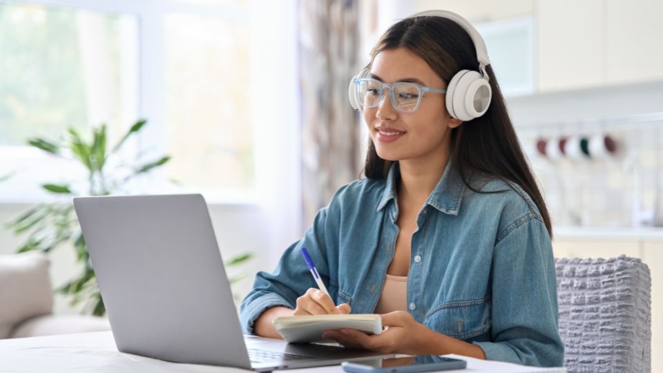 phần listening bài thi PTE có khó không