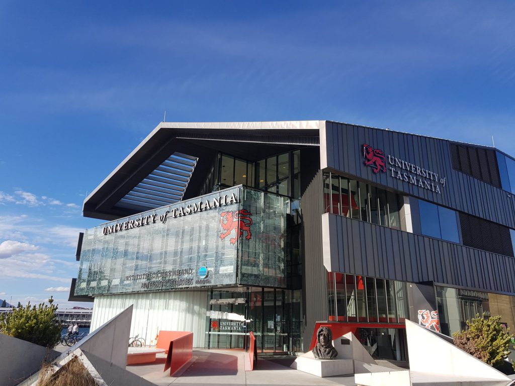Đại Học Tasmania (UTAS) Úc 2026: Học Phí, Học Bổng & Chuyển Tiếp