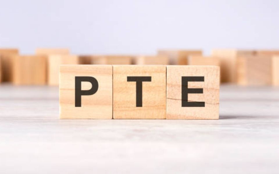 Cơ chế chấm điểm chéo trong bài thi PTE