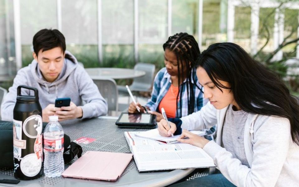 lợi ích và bất lợi của việc đi du học lợi ích và bất lợi của việc đi du học